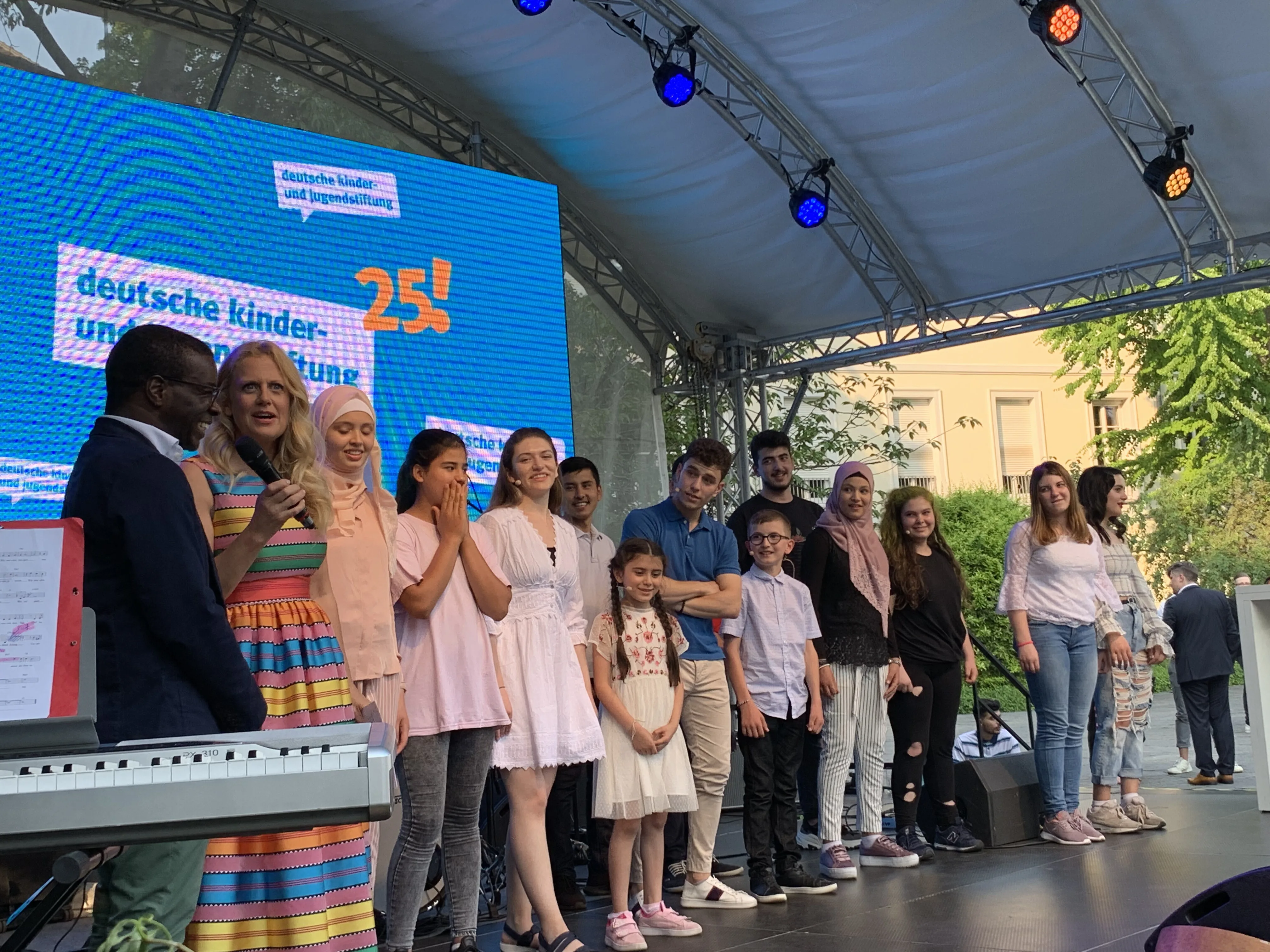The 25 Next cast with Todd Fletcher and Barbara Schöneberger.